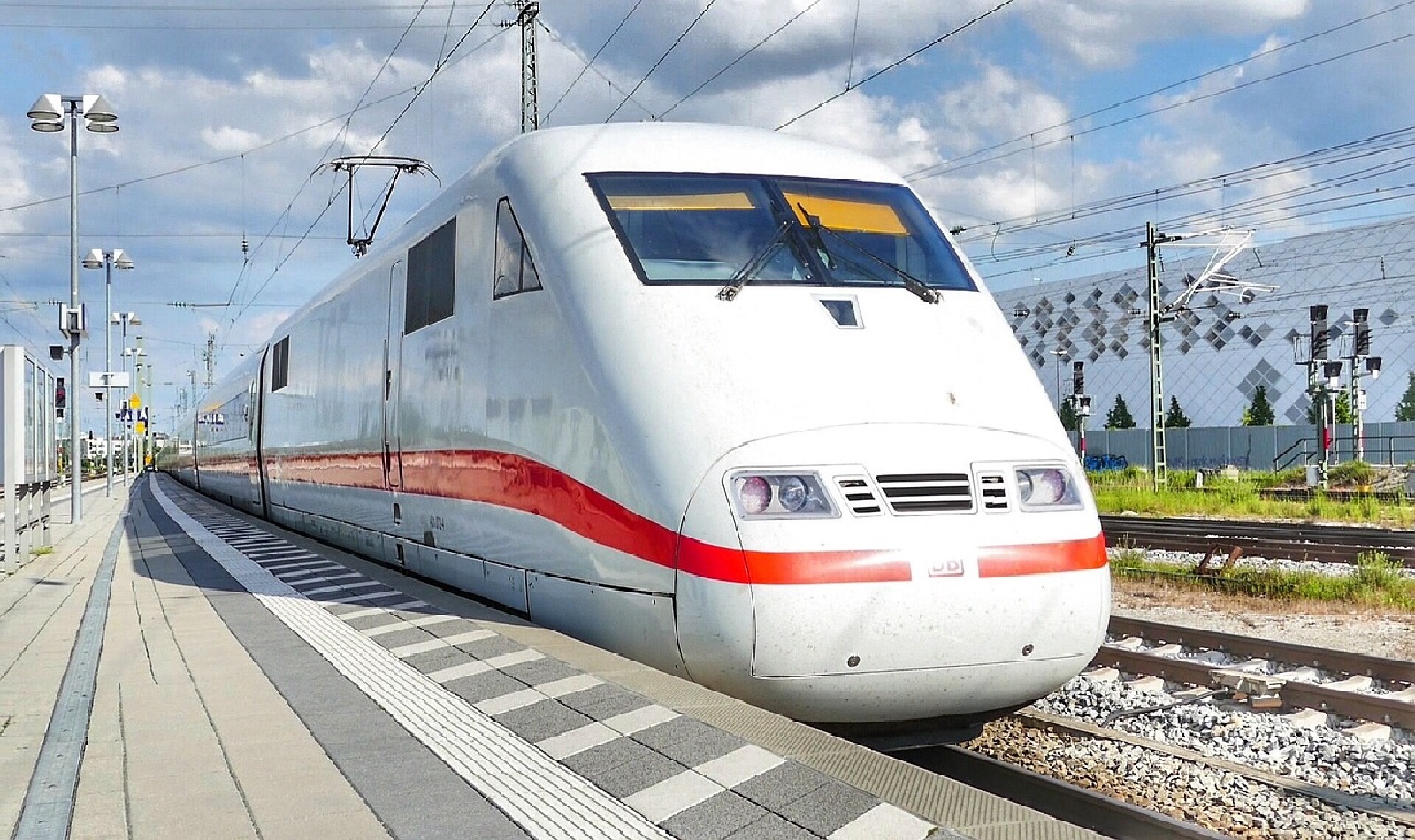 Eilmeldung: Groeinsatz von Rettungskrften - Zug bleibt in Lahnstein stehen