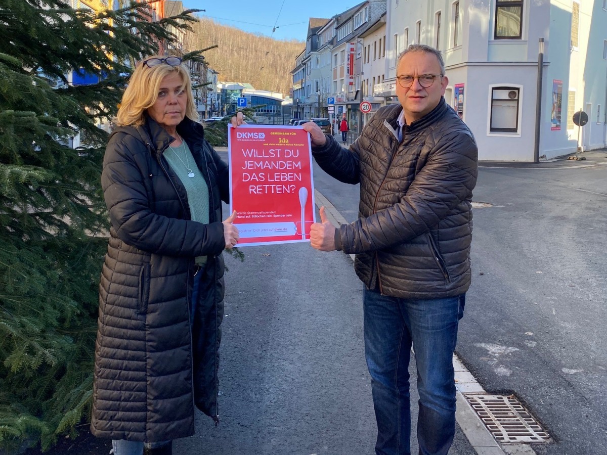 Es machen mobil: Monika Mewis-Rrig (Gromutter der kleinen Ida) und Berno Neuhoff (Brgermeister der Verbandsgemeinde und Stadt Wissen) sowie Landrat Dr. Peter Enders und die brigen Verbandsgemeinde-Brgermeister im Kreis Altenkirchen. (Foto: Verwaltung Wissen) 