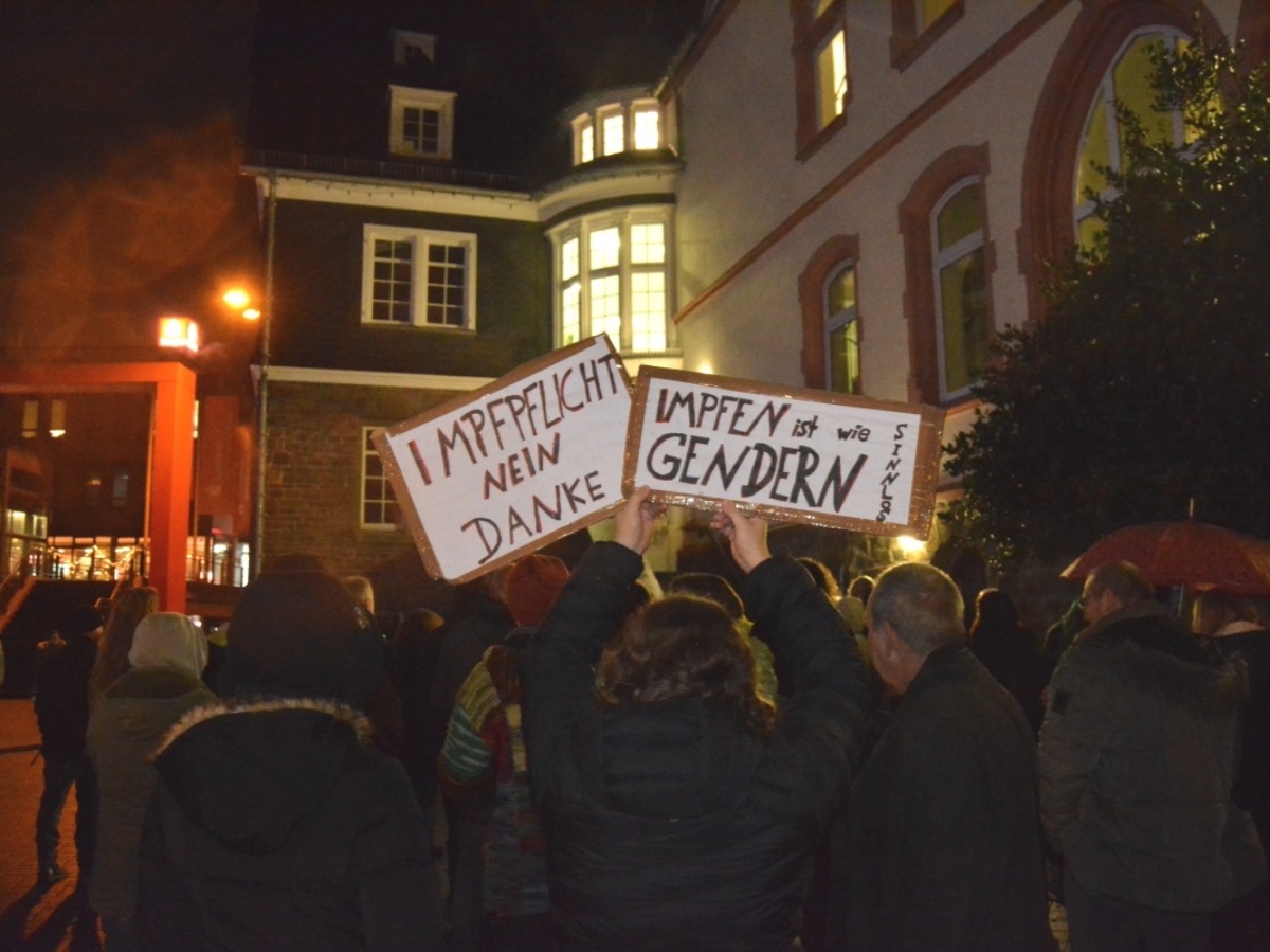 Erstmals gab es in Betzdorf eine Demonstration zum Thema Impfpolitik und Impfpflicht. (Fotos: tt)