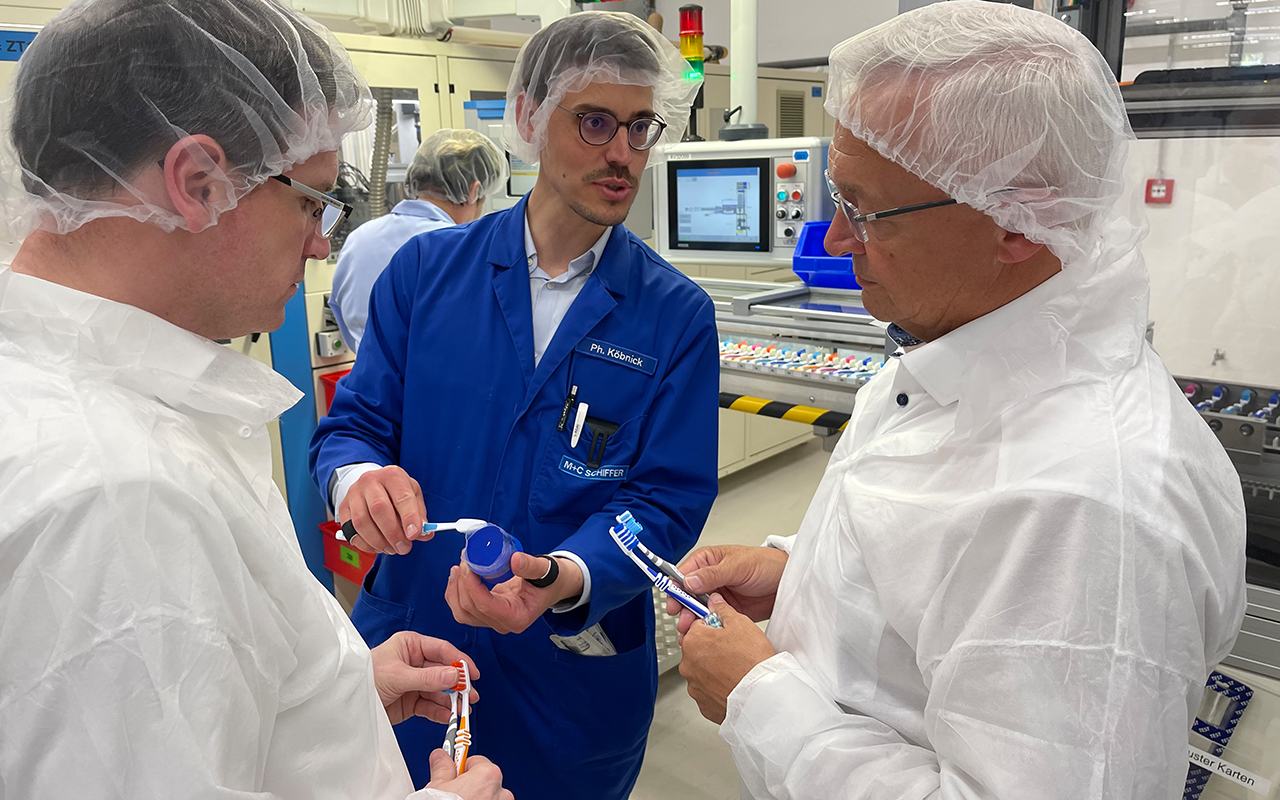 Landrat Achim Hallerbach (rechts) und Kreis-Wirtschaftsfrderer Harald Schmillen bei einer Werkfhrung mit Dr. Philipp Kbnick. (Foto: Ulf Steffenfauseweh)