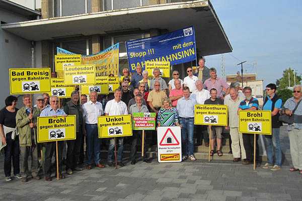 54. Bahnlrm-Demo in Neuwied. Vertreter betroffener Kommunen und verschiedener Interessengruppen trafen sich gemeinsam mit dem 1. Kreisbeigeordneten und Verkehrsdezernenten des Landkreises, Neuwied Achim Hallerbach, zur 54. Bahnlrmdemo am Neuwieder Bahnhof. Foto: Kreisverwaltung 