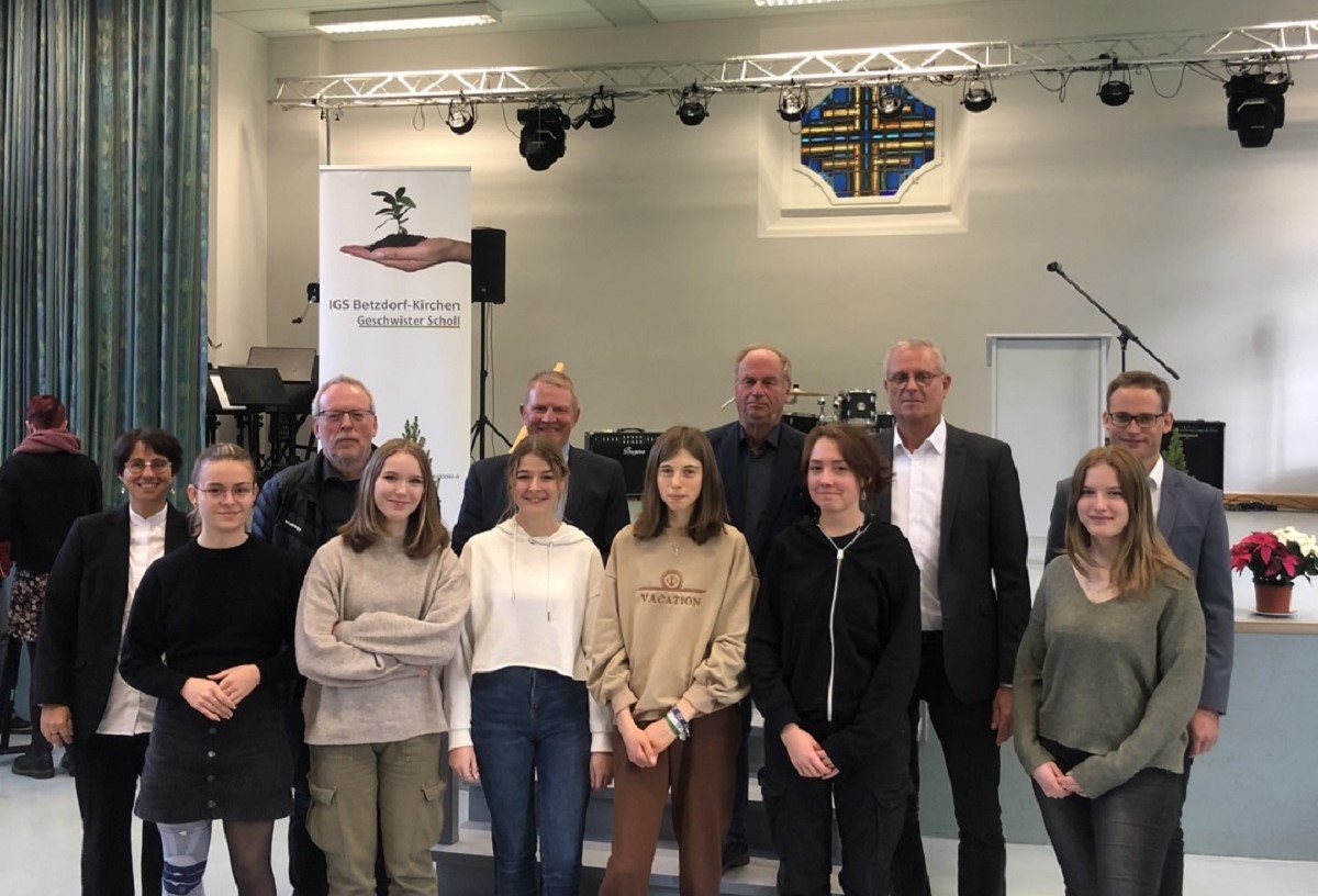 Die Schlerinnen der Religionskurse der MSS 12 erffneten die Ausstellung "Ihr seid die Schande unserer Schule!". (Fotos: privat)