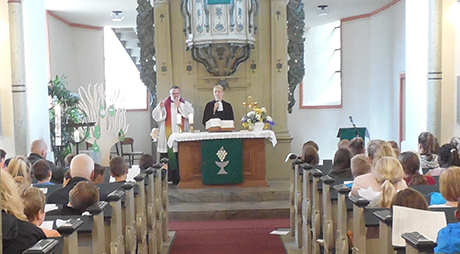 Schulpfarrerin Barbara Kulpe und Pfarrer Bruno Nebel gestalteten den gemeinsamen Gottesdienst fr die Schulanfnger/innen und die Angehrigen. Foto: Schule