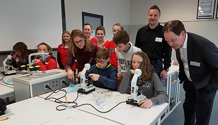 Unterrichtsmitschau im Chemieraum mit Experimenten im Fach Naturwissenschaften. Schlerinnen und Schler, die von Lehrerin Kathrin Schenk betreut wurden, stellten Prparate her, die anschlieend mikroskopiert wurden. Auf dem Foto schauen Direktor Norbert Schmalen (rechts) und Stufenleiter Olaf Keller ber die Schultern der Kinder. Foto: Rolf Schmidt-Markoski 