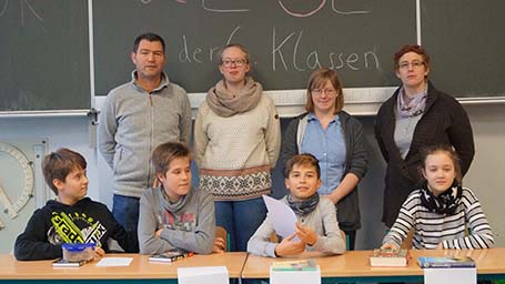 Tim Staude (3. v. l.) mit seinen Mitstreitern beim Vorlesewettbewerb der IGS Hamm/Sieg und den Juroren. Fotos: Schule