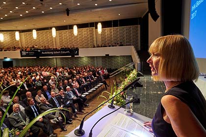 Susanne Szczesny-Oing, Prsidentin der IHK Koblenz, ehrte die jungen Fachkrfte. Foto: IHK