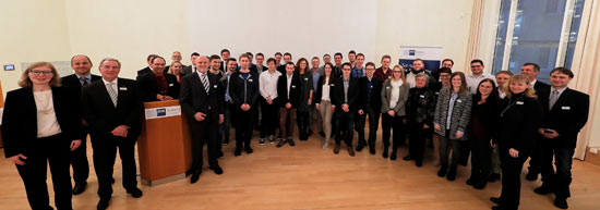 Das Gruppenfoto zeigt die Absolventen mit Vertretern der IHK, Hochschule und einigen Eltern. Foto: Ditscher