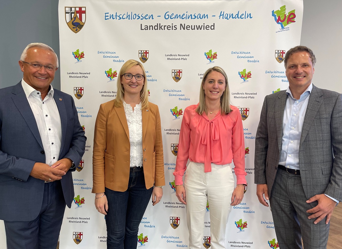 V.l.: : Landrat Achim Hallerbach freute sich ber den Besuch der IHK-Regionalgeschftsstellen-Leiterin Kristina Kutting, der neuen IHK-Vizeprsidentin Maren Hassel-Kirsche und des Regionalbeiratsvorsitzenden Dr. Kai Rinklake. 