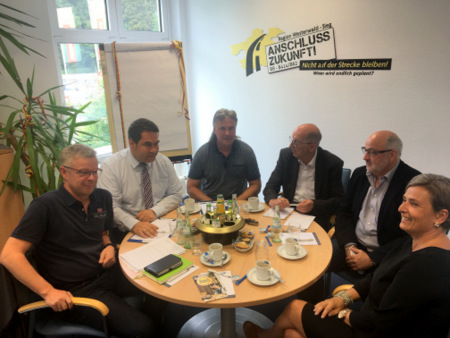 Sprechen sich fr mehr Chancengleichheit aus: (von links) Volker Hammer, IHK-Beiratsmitglied, Oliver Rohrbach, IHK-Regionalgeschftsfhrer, Andreas Giehl, Marktplatz Westerwald, Michael Wschenbach, MdL, Heinz-Gnter Schumacher, IHK-Beiratsmitglied, und Katja Lang, Vorsitzende Aktionskreis Altenkirchen. (Foto: IHK)