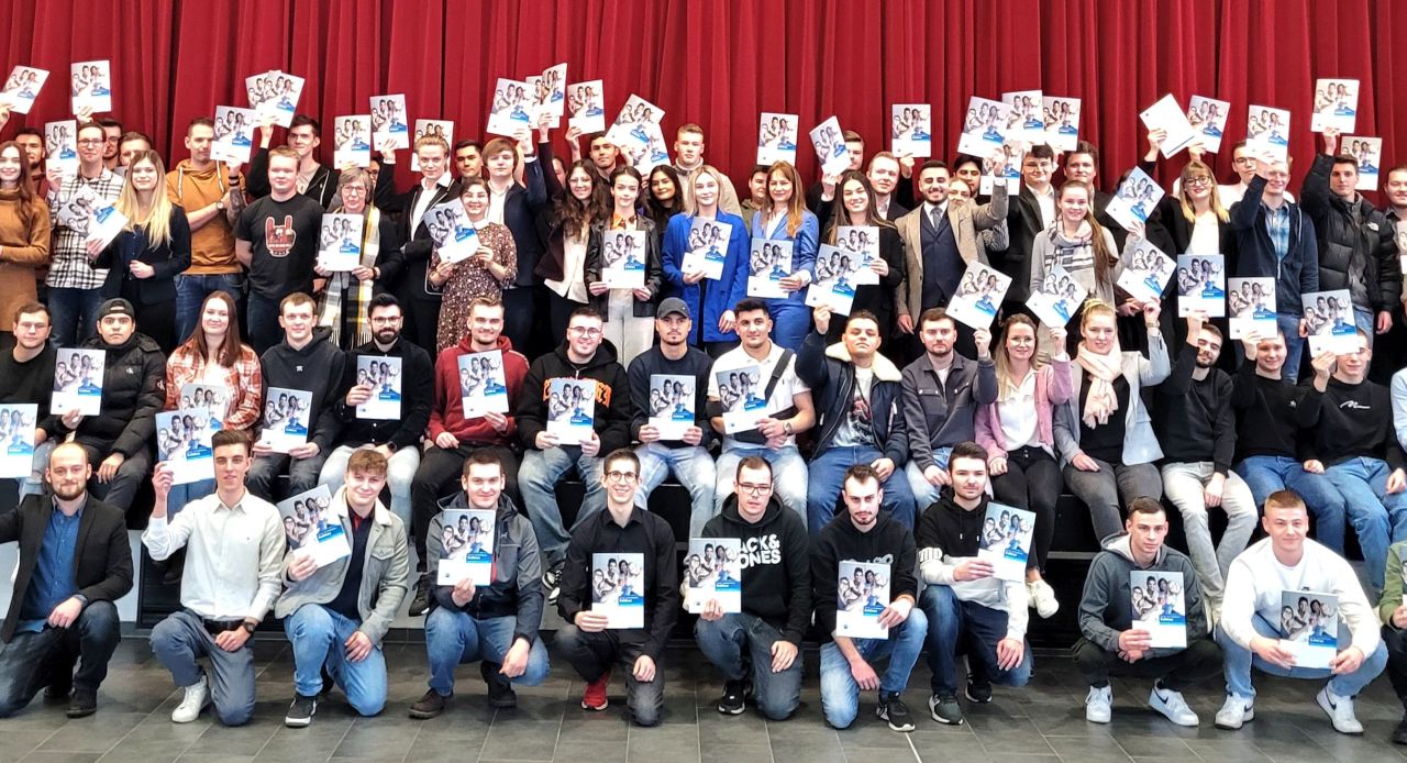 ber 100 frisch gebackene Fachkrfte erhielten ihre IHK-Prfungszeugnisse in der Montabaurer Stadthalle. Regionalgeschftsfhrer Hover erinnerte in der Feierstunde an die Verdienste ehrenamtlicher Prfer. (Foto: IHK)
