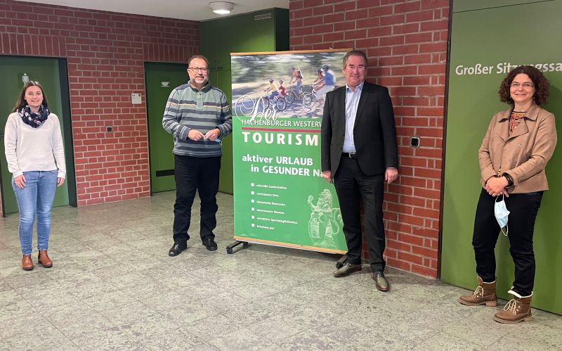 V.l.n.r.: Lisa Effert, Leiterin Tourist-Information Hachenburger Westerwald, Richard Hover, Regionalgeschftsfhrer der IHK Koblenz, Christian Dbner, Tourismusreferent IHK Koblenz und Gabriele Greis, Erste Beigeordnete der Verbandgemeinde Hachenburg. Foto: privat