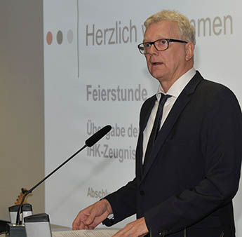 Der Leiter der BBS Betzdorf, Oberstudiendirektor Michael Schimmel wrdigte die Leistungen der jungen Berufsanfnger/innen. Fotos: tt