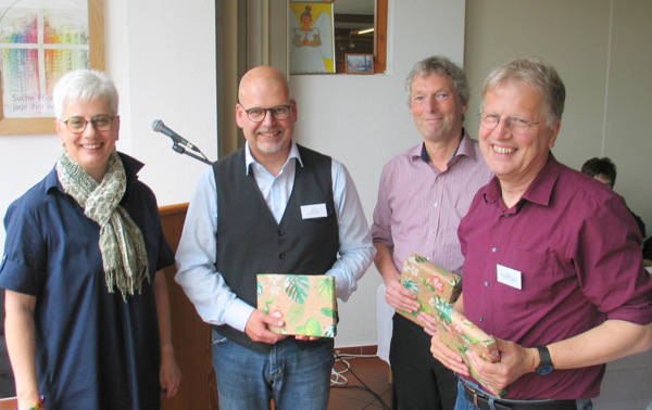 Superintendentin Andrea Aufderheide konnte bei der Sommersynode des Evangelischen Kirchenkreises Altenkirchen gleich drei Pfarrern zu ihrem Silbernen Ordinationsjubilum gratulieren: (von links) Stefan Turk aus Birnbach, Prof. Dr. Dr. Michael Klein aus Hamm und Berufschul-Pfarrer Thomas Rssler-Schaake. (Foto: Petra Stroh)