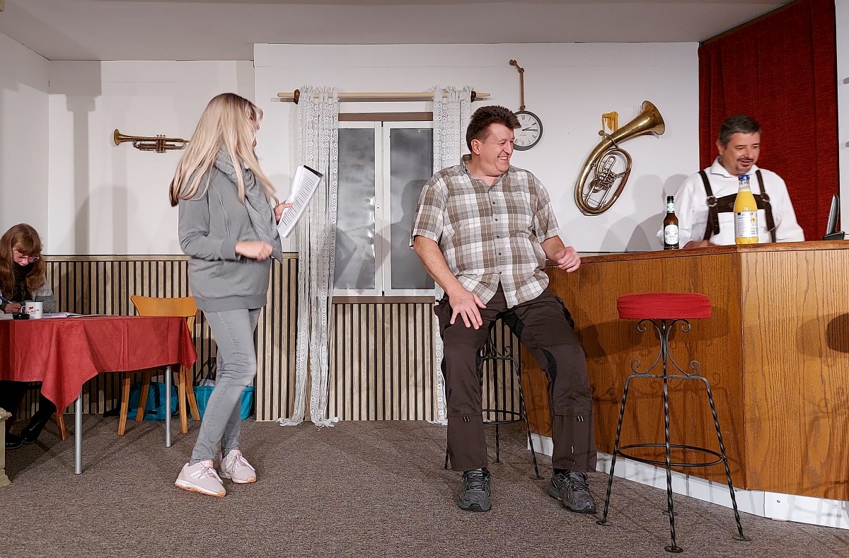 Viel Spa bei der Probenarbeit hatten die Darsteller der Theaterfreunde Niedererbach, die dieses Mal die Kneipenkomdie "Nchste Runde geht aufs Haus!" an fnf Terminen auffhren. (Foto: Frank Prfer)