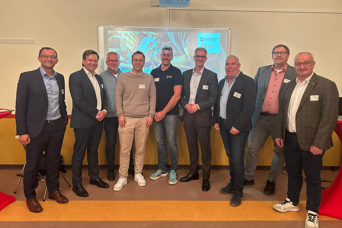 Von links: Toni Dimitrievski Sparkasse Neuwied, Mark Sinkewitz Sparkasse Neuwied, Thomas Both, Sebastian Bothe Firma Matthias Both u. Sohn GmbH, Sven Gronewold Firma G & W Dachtechnik GmbH, Thomas Paffenholz Sparkasse Neuwied, Ralf Winn Kreishandwerksmeister, Michael Braun Hauptgesch�ftsf�hrer Kreishandwerkerschaft Rhein-Westerwald, Matthias Dahmen Kreishandwerkerschaft Rhein Westerwald. Foto Sparkasse Neuwied 