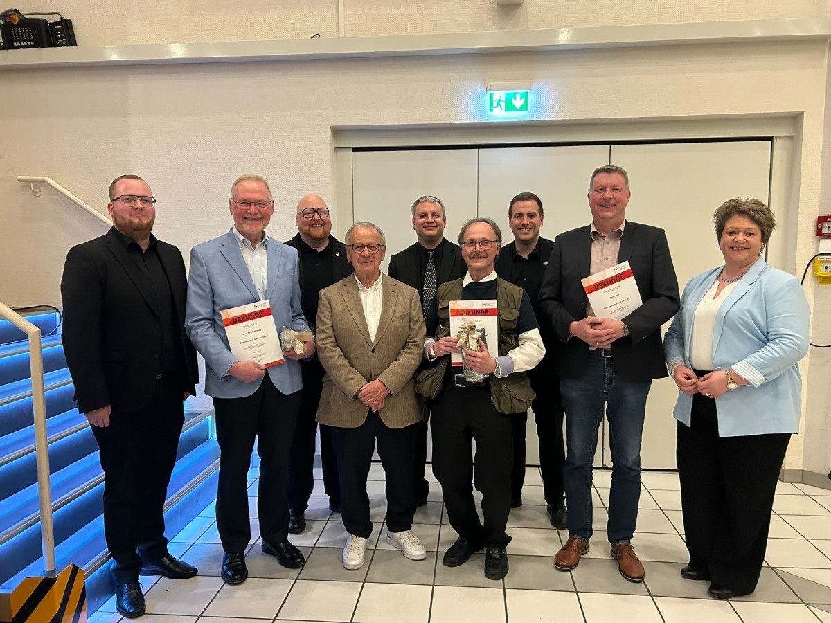 v.l.n.r.: Ehrungsbeauftragter Felix Schenkelberg, Josef G�rg-Reiffenberg, Vorstand Oliver Kr�mer, Gerhard Bill, Vorstand Marc Leonardi, J�rgen Elsenbroich, Vorstand Jannik Ferdinand, Gerald Aller, Jutta Mettig (Fotos: Kreismusikverband Westerwald)

