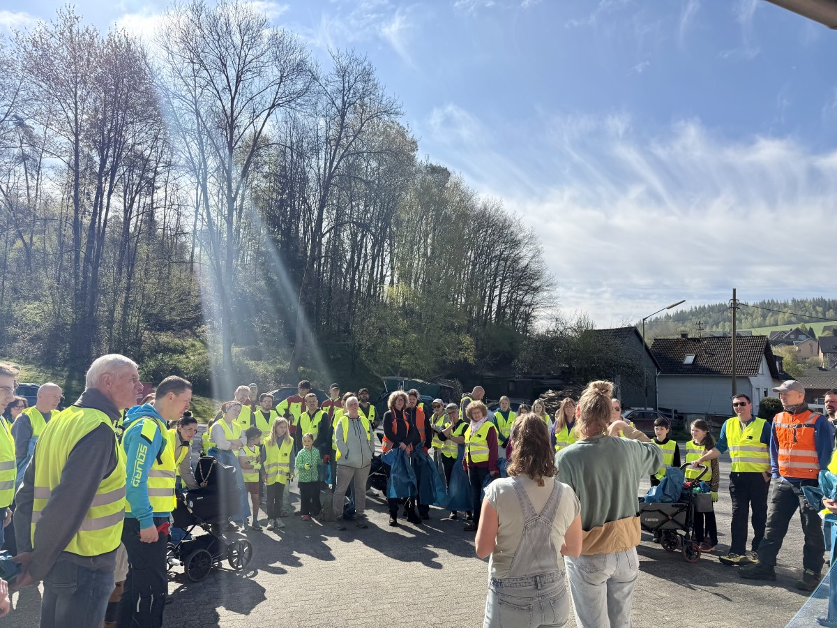 Zahlreiche Helfer beteiligten sich an der M�llsammelaktion in Friesenhagen (Foto: Konrad Dietershagen)