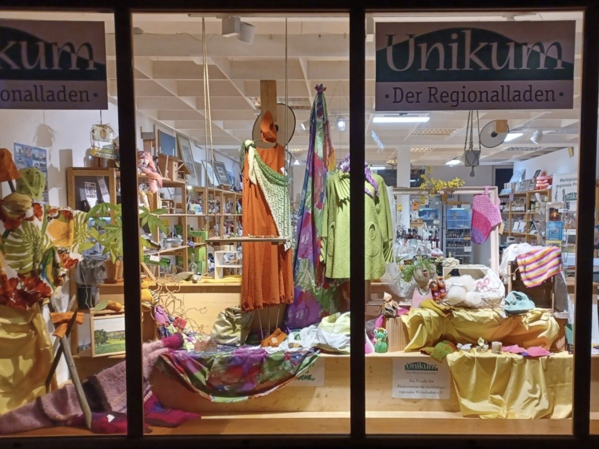 UNIKUM Regionalladen Altenkirchen ins Schaufenster geschaut (Foto: Olaf Riesner-Seifert)