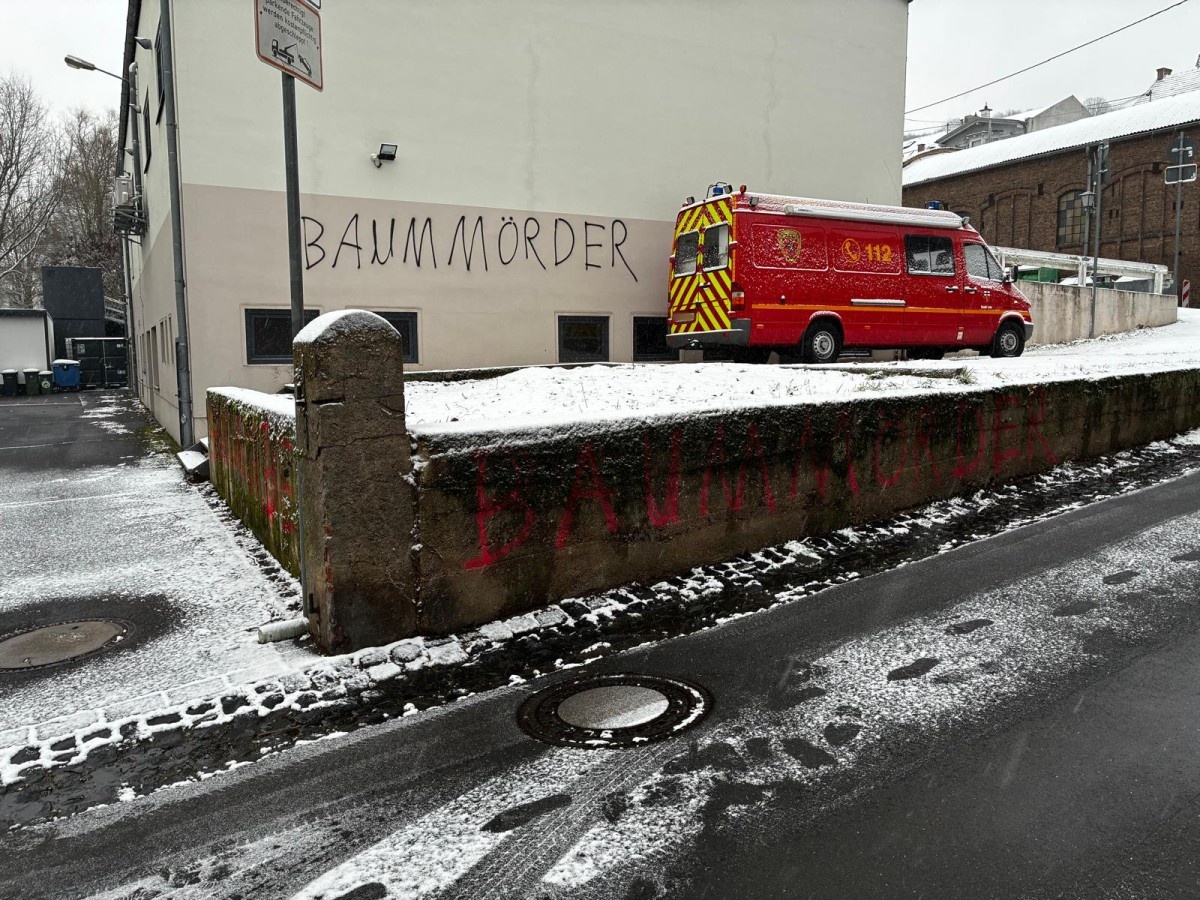 Aktualisiert: Graffiti-Schmierereien an Feuerwehrgeb�ude in Linz am Rhein