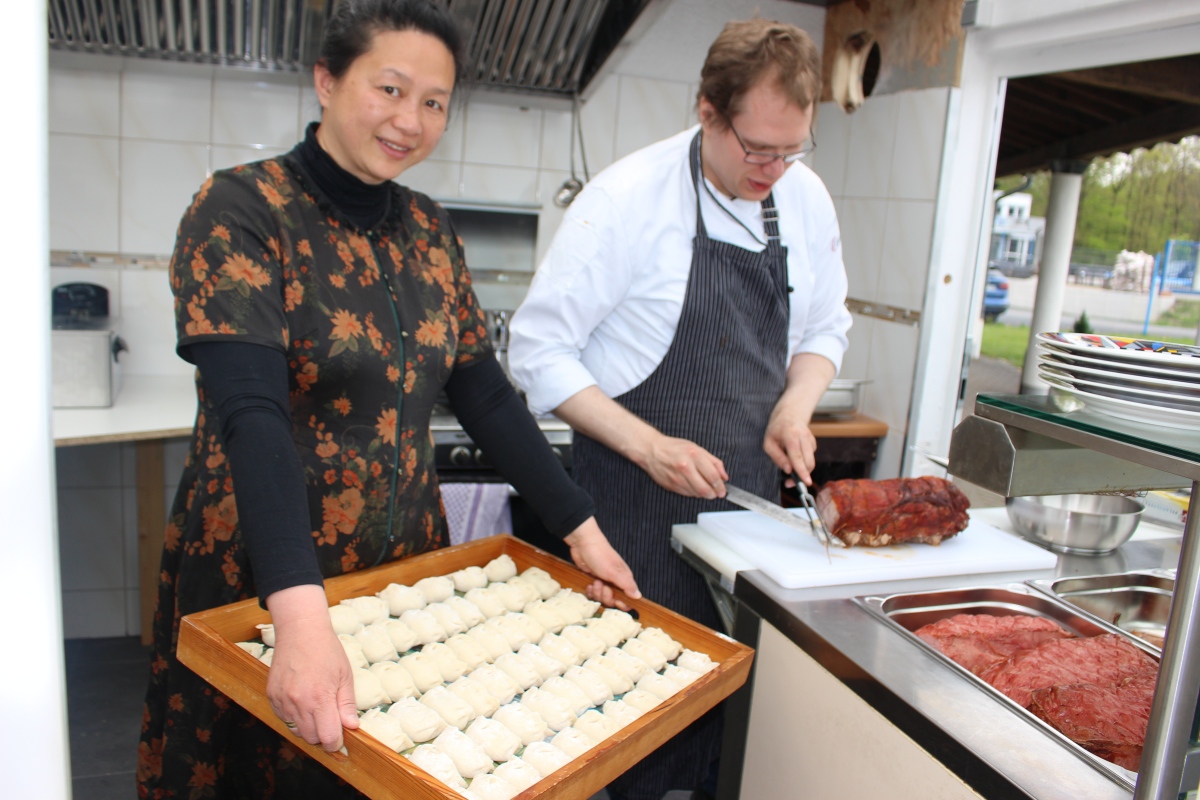 Besitzerin Wei Hong mit einem Blech der chinesischen Spezialität Jiaozhi und dem Koch Nathanael Pierel. (Fotos: Wolfgang Rabsch)