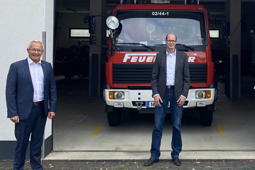 Die Feuerwehren der Verbandsgemeinde Bad Hnningen haben Probleme bei der Tagesbereitschaft. Jan Ermtraud (rechts) tauschte sich vor Ort mit Landrat Achim Hallerbach (links) aus. Foto: privat