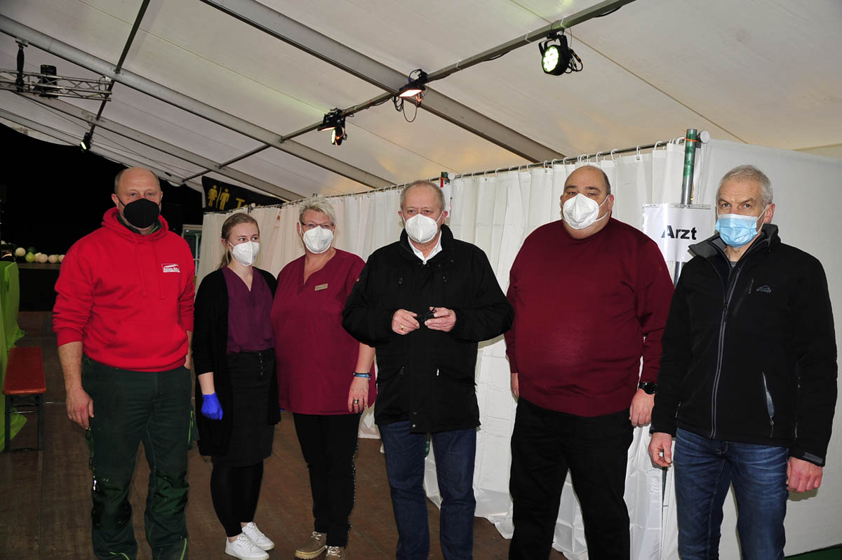 (v. li.) Muli, zwei Damen des Praxisteams, Dr. Peter Enders, Dr. Bernd Czarnetzki und VG-Brgermeister Fred Jngerich (Bilder: kk)