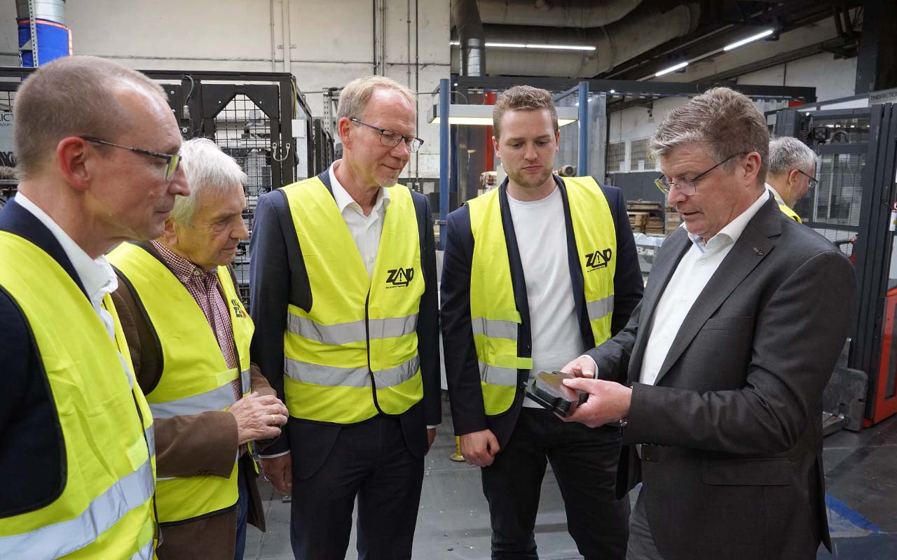 Von links: Bernd Vogler (Chemieverbände), Wolfgang Fricke (SPD-Ortsverein), Dominique Bäumer (Chemieverbände), Martin Diedenhofen (MdB, SPD) und Frank Gümpel (TMD Friction). (Foto: Tobias Göpel