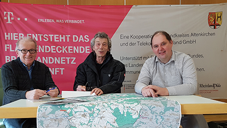 Beigeordneter Rolf Schmidt-Markoski (links) informierte sich jetzt ber den aktuellen Stand des Breitbandsausbaus in der Verbandsgemeinde. Der technische Projektmanager der Telekom fr den Kreis Altenkirchen, Dipl.Ing. Karl-Heinz Kaspers (Bildmitte) und Tiefbauamtsleiter Joachim Schuh stand Rede und Antwort. Foto: VGV Flammersfeld