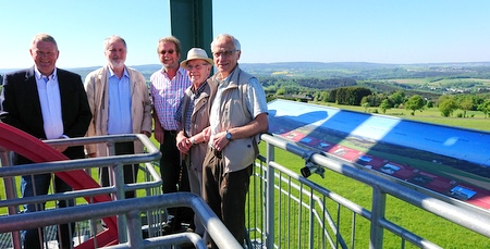 Brgermeister Bernd Brato, Konrad Schwan(Frderverein des Besucherbergwerk Grube Bindweide e.V.), Helmut Morell, Gebhard Hoffmann und Richard Theis (alle Gebhardshainer Heimatfreunde e.V.) bei der Einweihung der neuen Infotafel auf dem Barbaraturm. (Foto: Verbandsgemeinde Betzdorf-Gebhardshain)