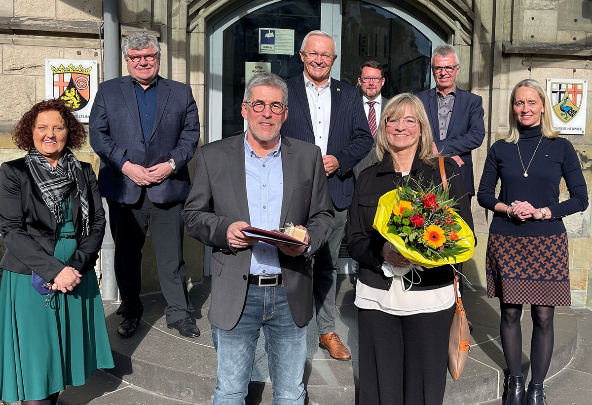 Zur Verabschiedung von links: Personalratsvorsitzende Birgit Eisenhuth, Erster Kreisbeigeordneter Michael Mahlert, Landrat Achim Hallerbach, Referatsleiter und Freund Oliver Honnef, IT-Stabsstellenleiter Manfred Rasbach und Broleiterin Diana Wonka. Foto: Kreisverwaltung