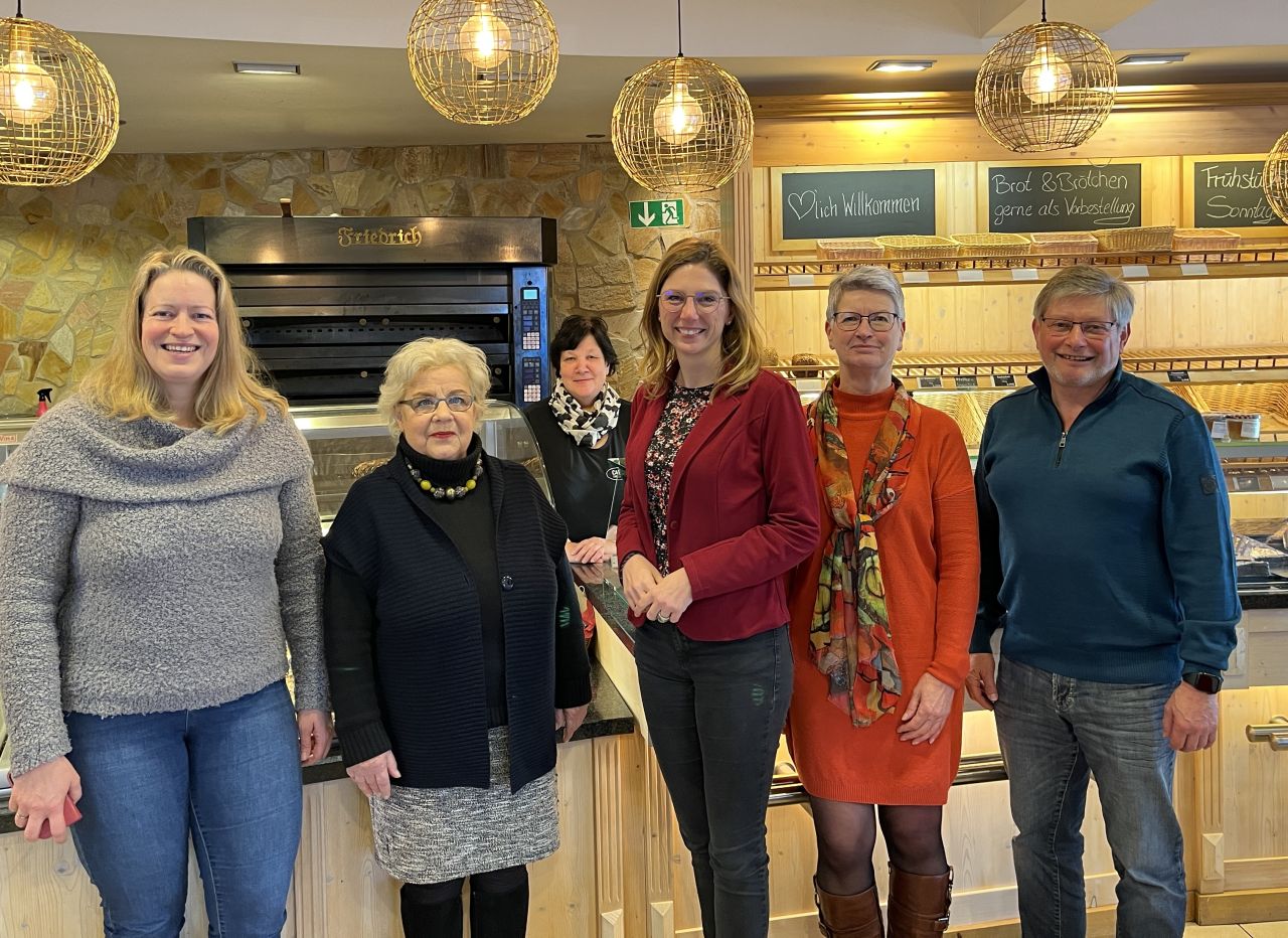 Zu Gast im Café Inklusiv: Sabine Bätzing-Lichtenthäler (Mitte) mit Vorstandsmitgliedern und Geschäftsführerin (links) der Neuen Arbeit. Foto: Neue Arbeit e.V.