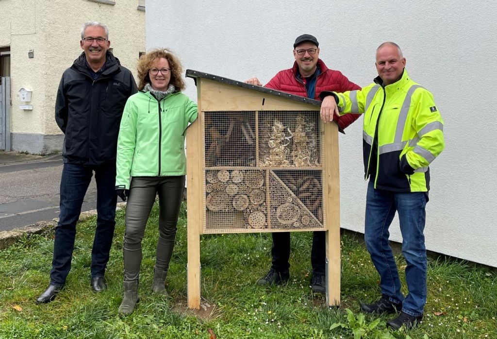 SBN und Verein Wir fr Irlich erffnen Insektenhotels 
