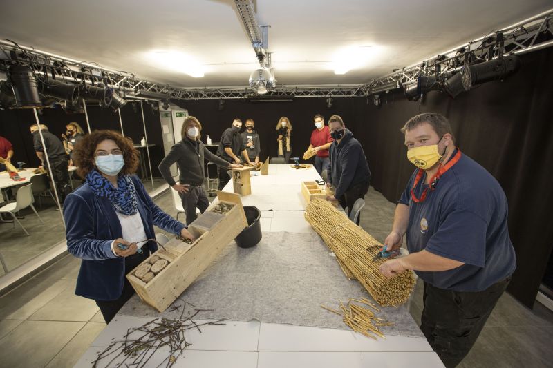 Gabriele Greis (links) hilft mit beim Bau und Bestcken von Insektenhotels. Foto: privat