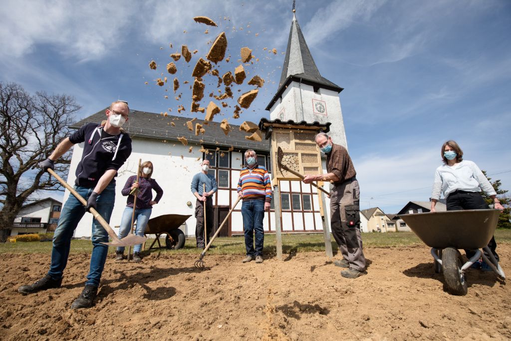 Fleiige Ehrenamtliche haben an der Evangelischen Kirche Dreifelden nicht nur ein Insektenhotel der kumenischen Jugendkirche Way to J errichtet: Sie haben auerdem einen groen Blhstreifen angelegt, damit die Insekten dort knftig Nahrung finden. Im Einsatz waren unter anderem (von links) Manuel Schfer, Dagmar Weber, Marc Mehlfeldt, Udo Geimer, Heinz Matthy und Karin Rapsch. Foto: Peter Bongard