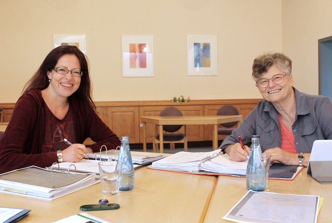 Margaret Haas und Karin Klein, Migrationsberatung Diakonisches Werk, bei der Planung der Sprachkursarbeit im Raum Hachenburg. (Foto: Sabine Hammann-Gonschorek)