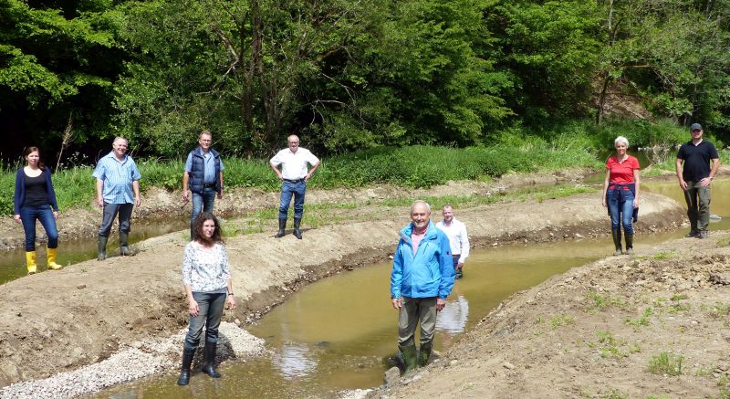 An der Nister bei Helmeroth hat sich um Zuge von INTASAQUA bereits einiges getan. Vertreter der beteiligten Akteure informierten sich hierber vor Ort. Foto: Kreisverwaltung Altenkirchen 