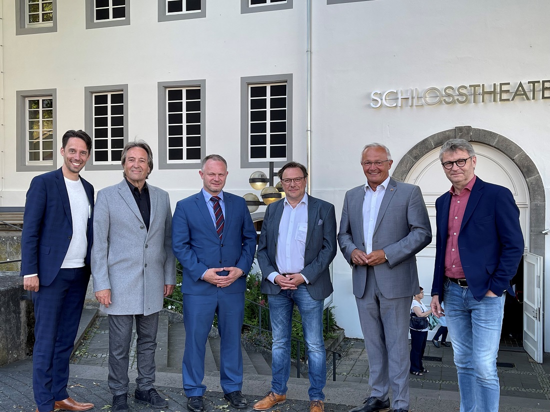 V.l.: Lajos Wenzel, Jrgen Nimptsch, Jan Einig, Michael Au und Achim Hallerbach begrten den neuen Intendanten des Neuwieder Schlosstheaters. (Foto: privat) 