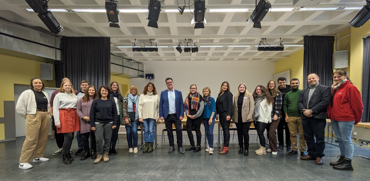 Mitarbeiter der Neuwieder Stadt- und Kreisverwaltung, des Jobcenters sowie Ehrenamtliche haben an einem interkulturellen Training teilgenommen. (Foto: Sandra Mette)