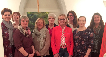 Die Veranstalterinnen des Arbeitskreises im Westerwaldkreis mit den Akteurinnen des Abends. (von links) Nina Engel (VG-Gleichstellungsbeauftragte Westerburg), Silke Hanusch (VG-Gleichstellungsbeauftragte Hachenburg), Beate Ullwer (Gleichstellungsbeauftragte des Westerwaldkreises), Marlies Donnhauser (Frauenhaus Westerwald), Gabi Weber (dgb Region Koblenz), Konni Kaiser (Frauenzentrum Beginenhof), Claudia Wienand (Prventionsbro Ronja), Anne Wizorek und Theresia Mller-Kunz. (Foto: Pressestelle der Kreisverwaltung)