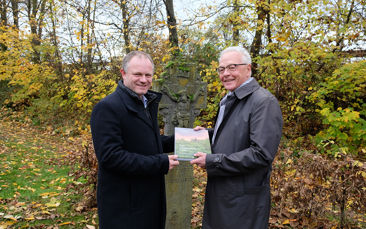 Am Schultheiss-Damen-Kreuz in Irlich stellte Ulrich Adams (rechts) jngst Oberbrgermeister Jan Einig (links) den Bildband vor, den er gemeinsam mit Peter Artelt verfasst hat. (Foto: Stadt Neuwied)