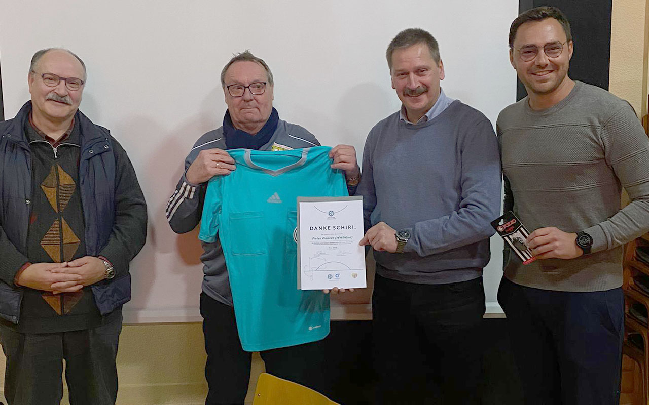 Unter groem Applaus erhielt Peter Ganzer die Dankesurkunde des Deutschen-Fuball-Bundes sowie eine einzigartige und individuelle Schiedsrichterpfeife samt eines DFB-Schiedsrichtertrikots. (Foto: Schiedsrichtervereinigung Westerwald/Wied)
