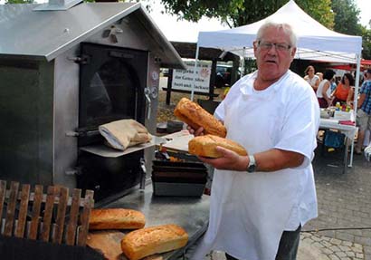 Heier Arbeitsplatz, trotzdem gute Laune. Das Kartoffelbrot mundete vorzglich. Fotos: kk