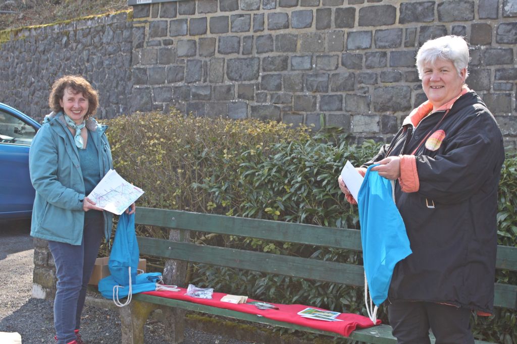 Bettina Kaiser (brnett) und Pfarrerin Sabine Jungbluth packen an der Westerburger Schlosskirche Ruckscke fr die Wander-Challenge im Westerwald. Fotos: Sabine Hammann-Gonschorek