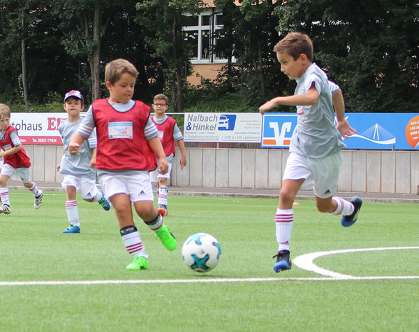 Zweikampf beim Fuballcamp. Fotos: Privat