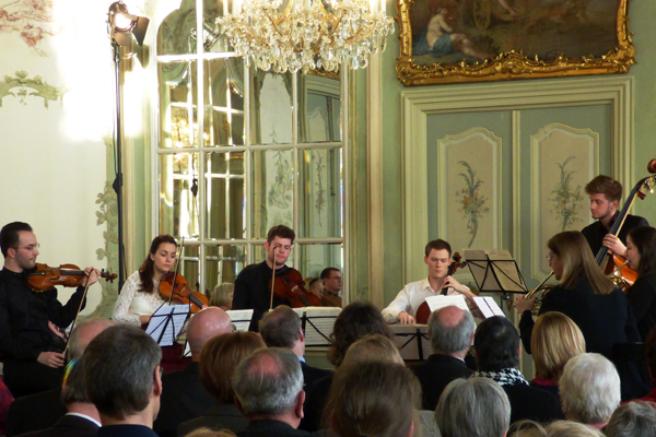 Weltstar Marie-Luise Neudecker am Horn mit Spitendiaten der Villa Musica beim Konzert im Diana-Saal auf Schloss Engers. Foto: Hans Hartenfels