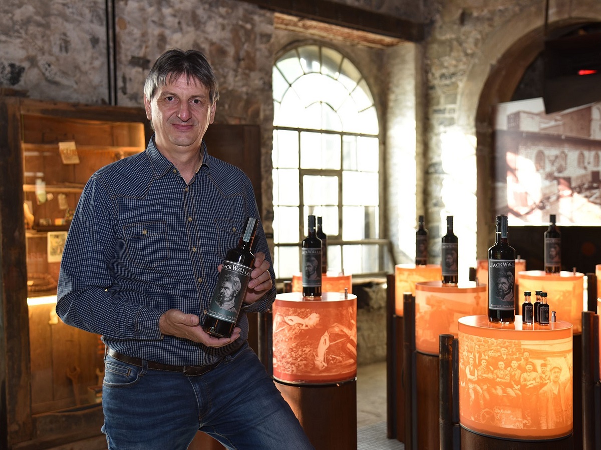 Rainer Gschweng und sein Kruterlikr mit dem umstritenen Namen Jack. (Foto: Uwe Schumann)