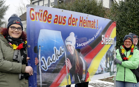 Zahlreiche Fans, die Jacka immer wieder begleiten, kamen auch zum Festzug durch Brachbach. (Fotos: GW)