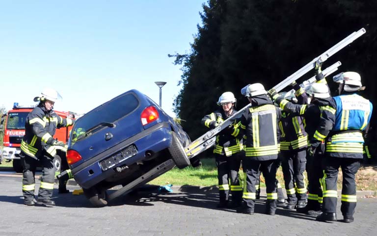 Sanft wird der PKW bei der bung auf die Rder gestellt. (kk)