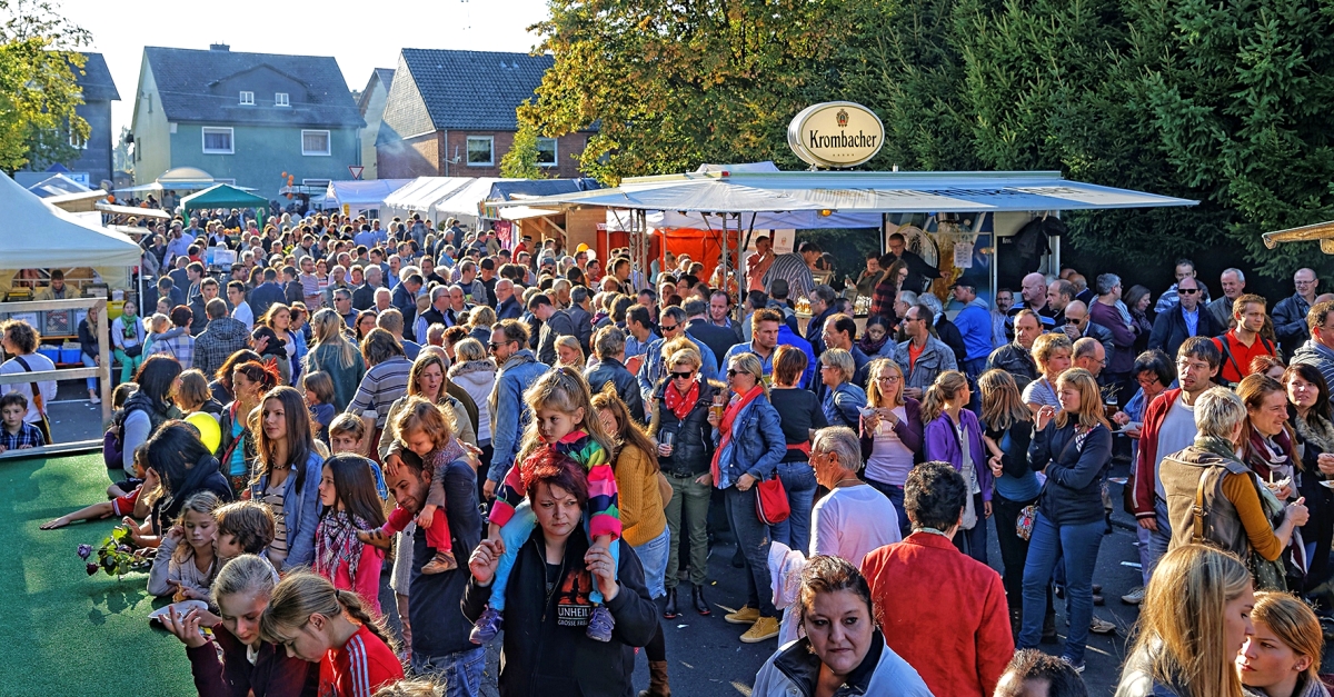 So voll wie beim 50. Jahrmarkt soll der "Platz des Wissener Jahrmarktes"auch beim 53. Jahrmarkt wieder werden. (Foto: Archiv/ P. J. Steinke)