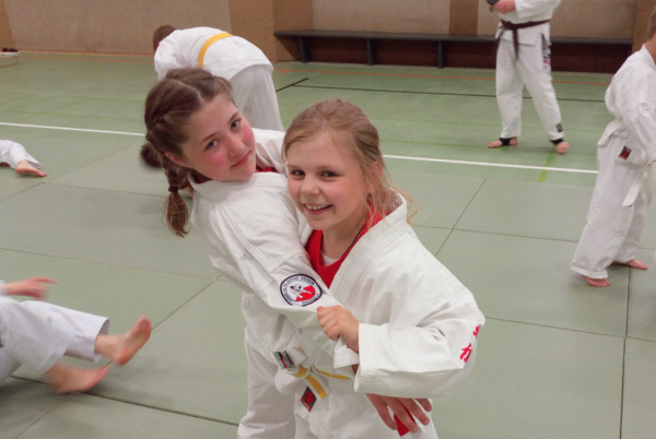 Am letzten Samstag (11. Mai) fand in Kreuztal-Littfeld ein Bundeslehrgang Jugend des Deutschen Ju-Jutsu Verbandes e.V. (DJJV) statt. Mit dabei waren auch neun Ju-Jutsuka aus Daaden. (Foto: Judo- und Ju-Jutsu-Verein Daaden e.V.)